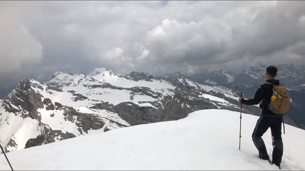 Verschneiter Gipfelhang: Pleisenspitze 2569m