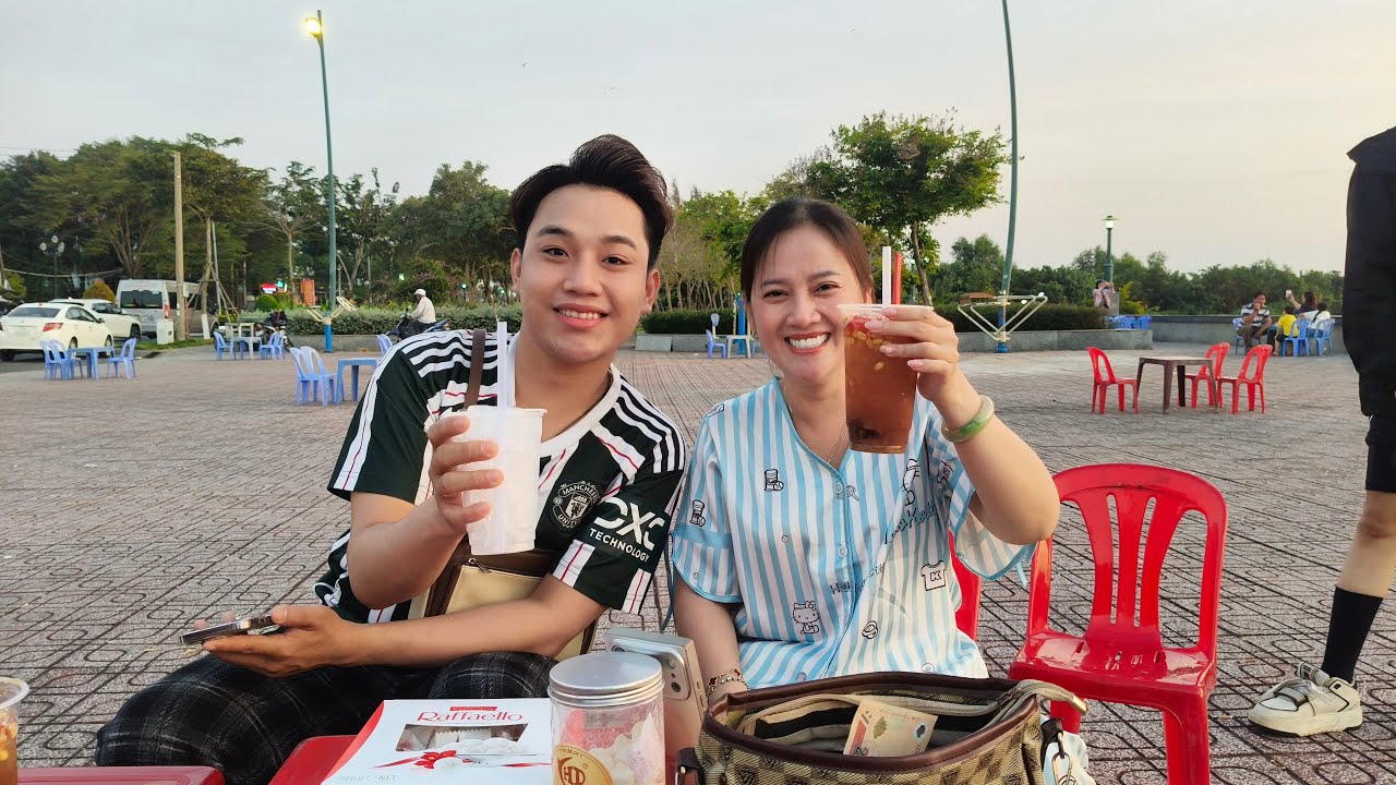 Cùng Hồng Loan ,Lâm Vương Kỳ dạo mát