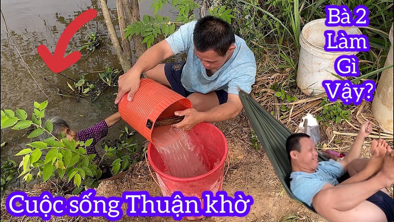 Thuận khờ cùng người Mẹ 83 tuổi múc nước lóng phèn ở dưới sông thật tội nghiệp.
