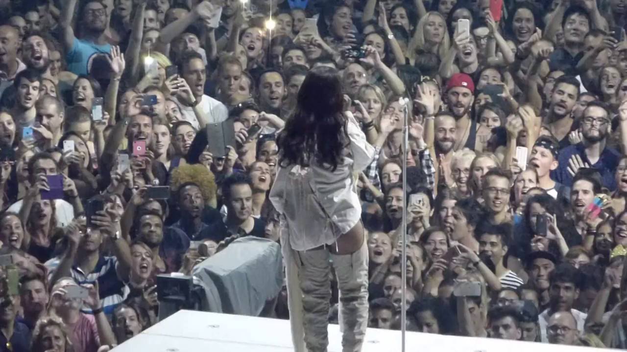 Rihanna - Stay / Love The Way You Lie (Part.II) - BARCELONA