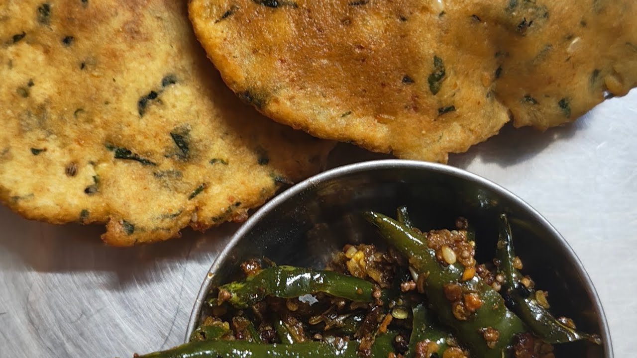 मेथी और मूंग की कारी से पूरी और साथ में हरी मिर्च का अचार