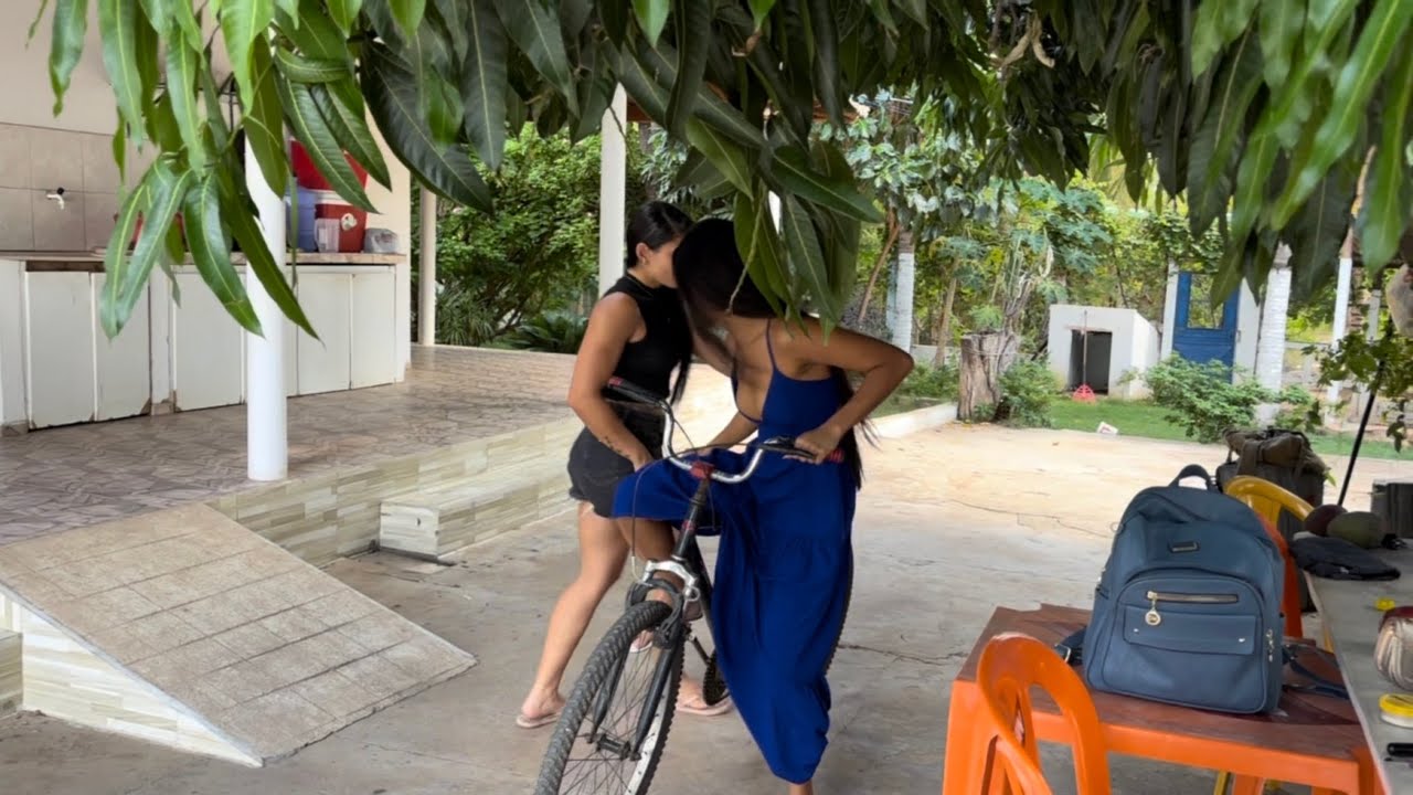 TATIANE ME EMPURROU EM CIMA DA BICICLETA 🚲 