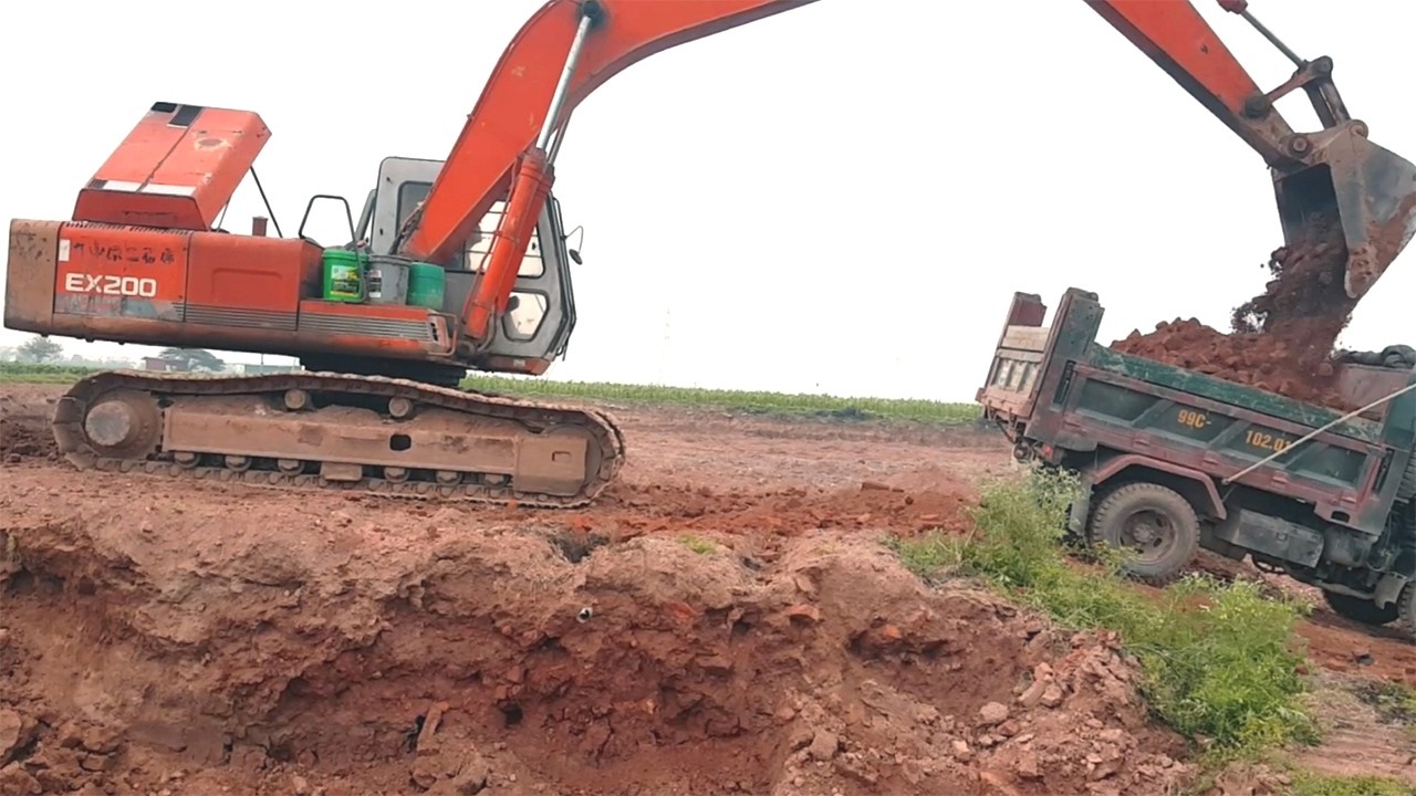 Máy xúc Hitachi EX200 múc đất lên ô tô/Ô tô chở đất/Máy xúc ô tô làm việc