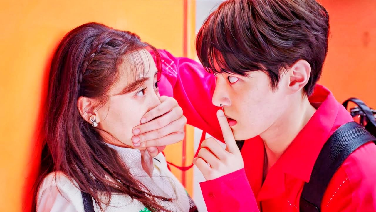 Ídolo K-Pop El Cual Todas Las Chicas Desean, Decide Ignorarlas Y Persigue Una Chica Pobre Y Sencilla