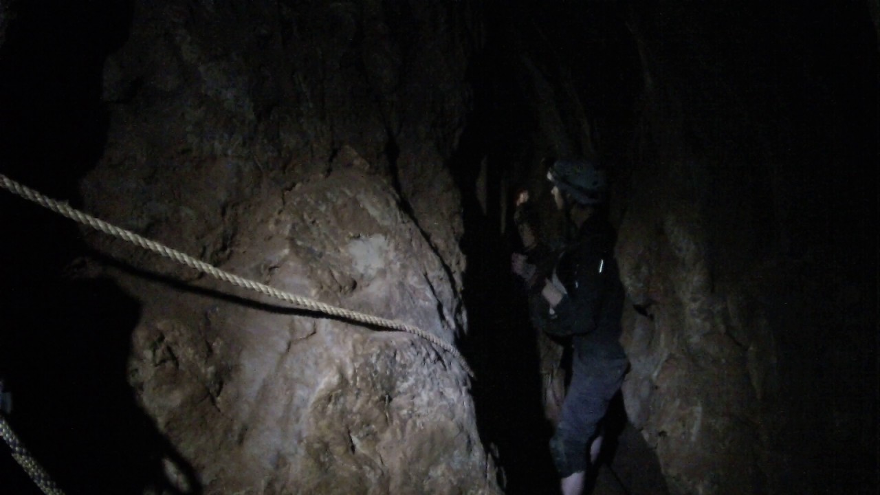 Sebastian tocando musica con estalactitas en cueva Mi50- KI-1