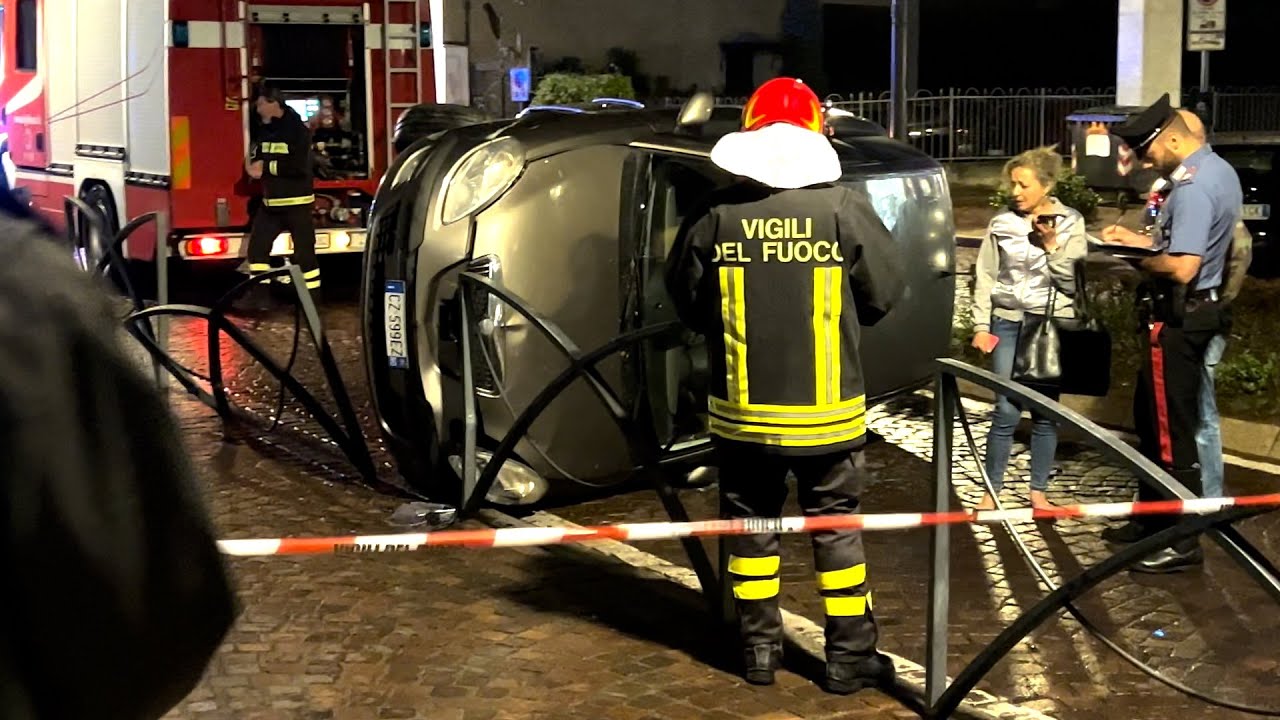Borgosesia, un&rsquo;auto si ribalta in pieno centro