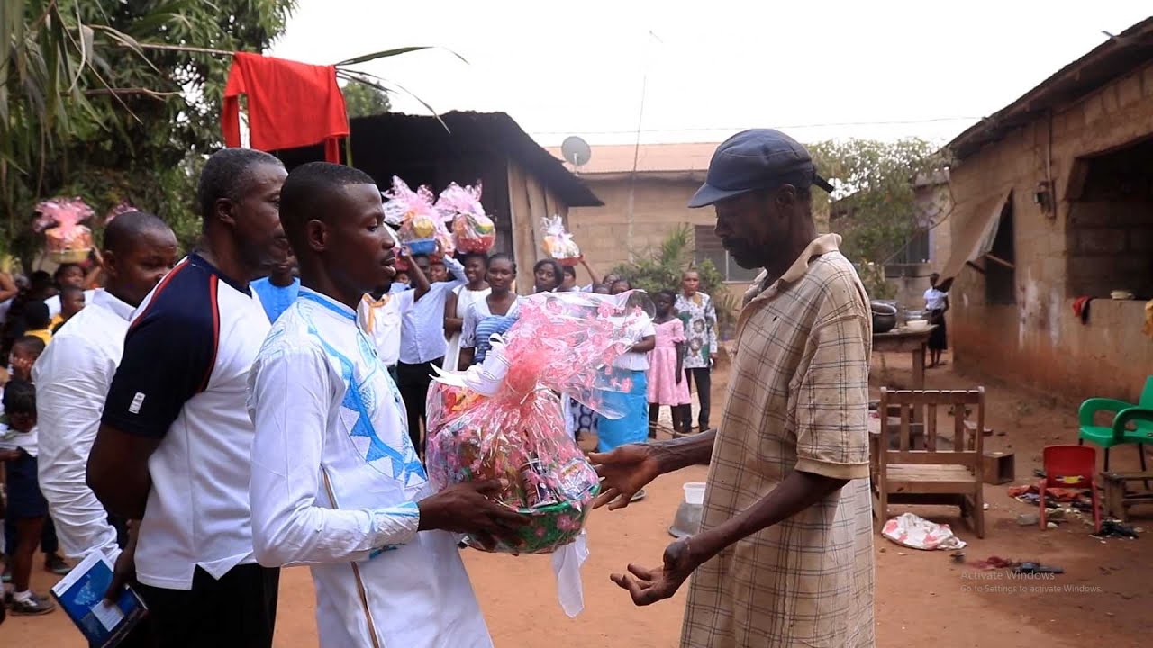 Mind Blowing!!! Akyeremade SDA giving to the Ccommunity as their  new year gifts.