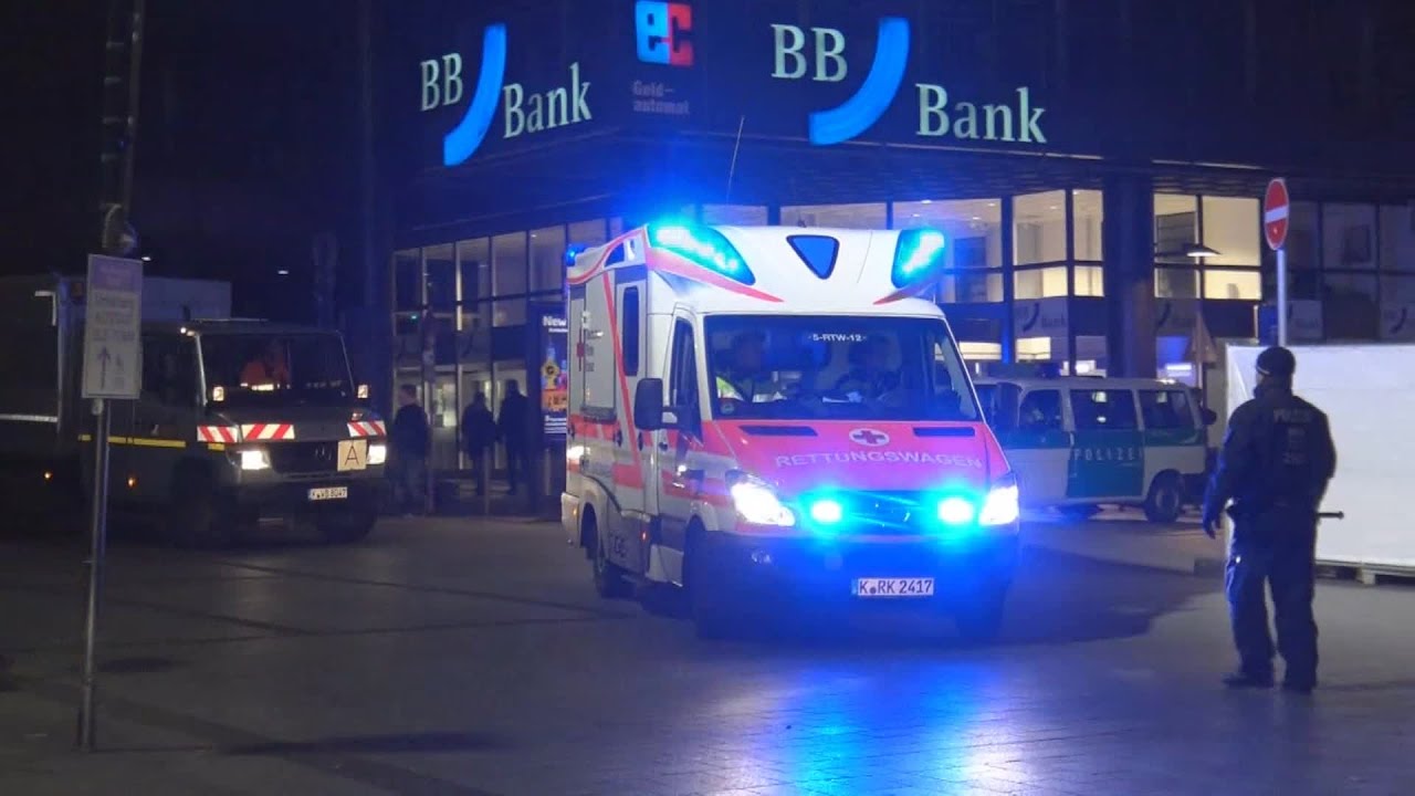 GefKW + Krad + LauKW Polizei + 2x RTW DRK K&ouml;ln - Silvester-Zusammenschnitt 16/17