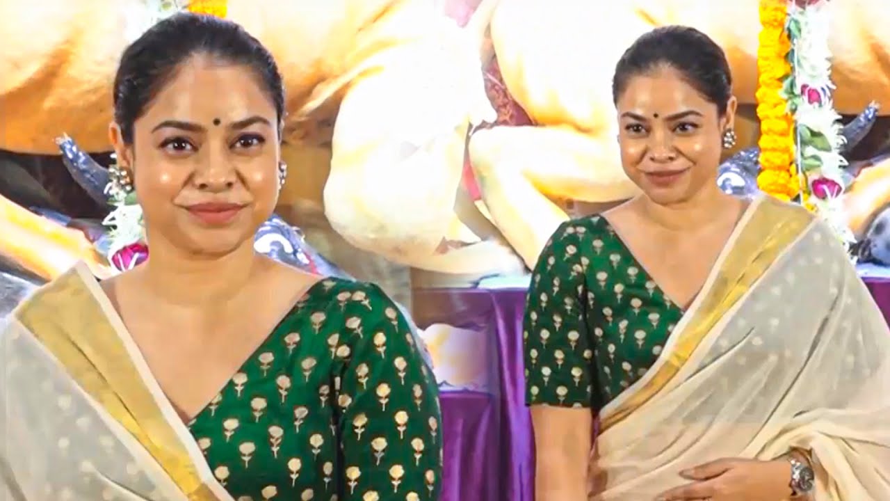 Sumona Chakravarti's Blessing Ritual At North Bombay Sarbojanin Durga Puja