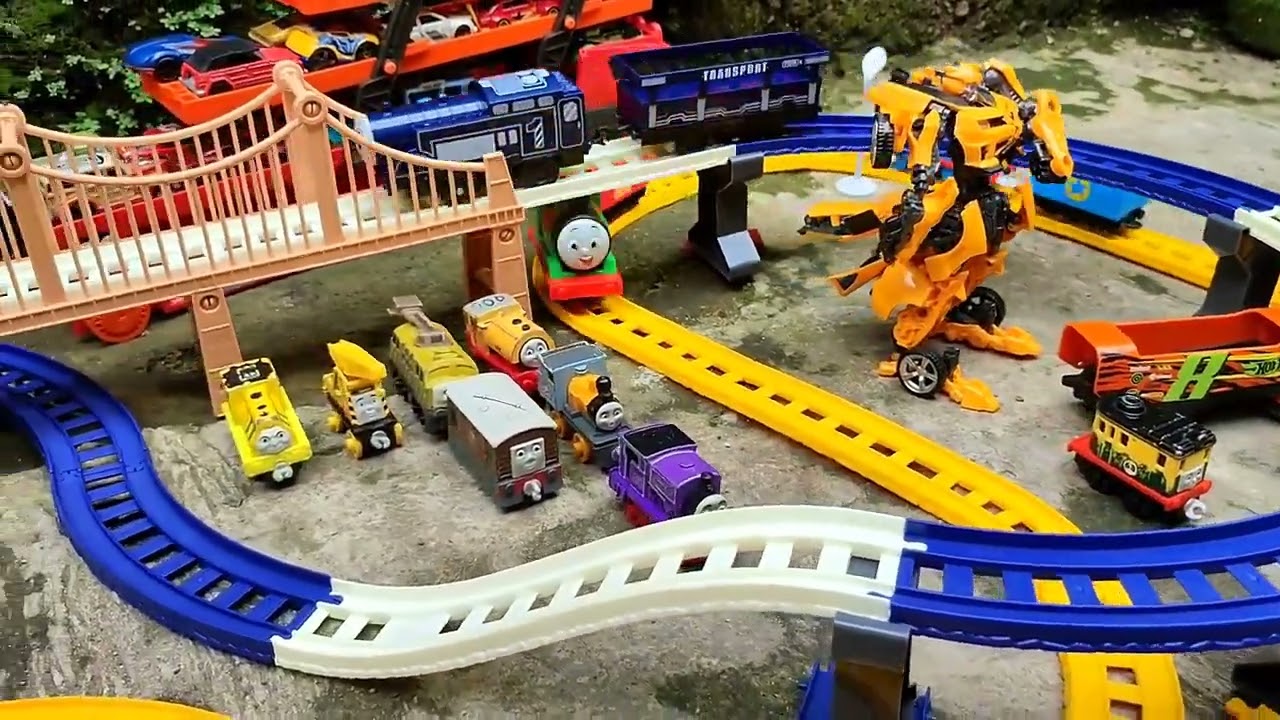 mencari mainan kereta api thomas, bus kecil tayo, titipo, robocar poli, superwings, disney cars