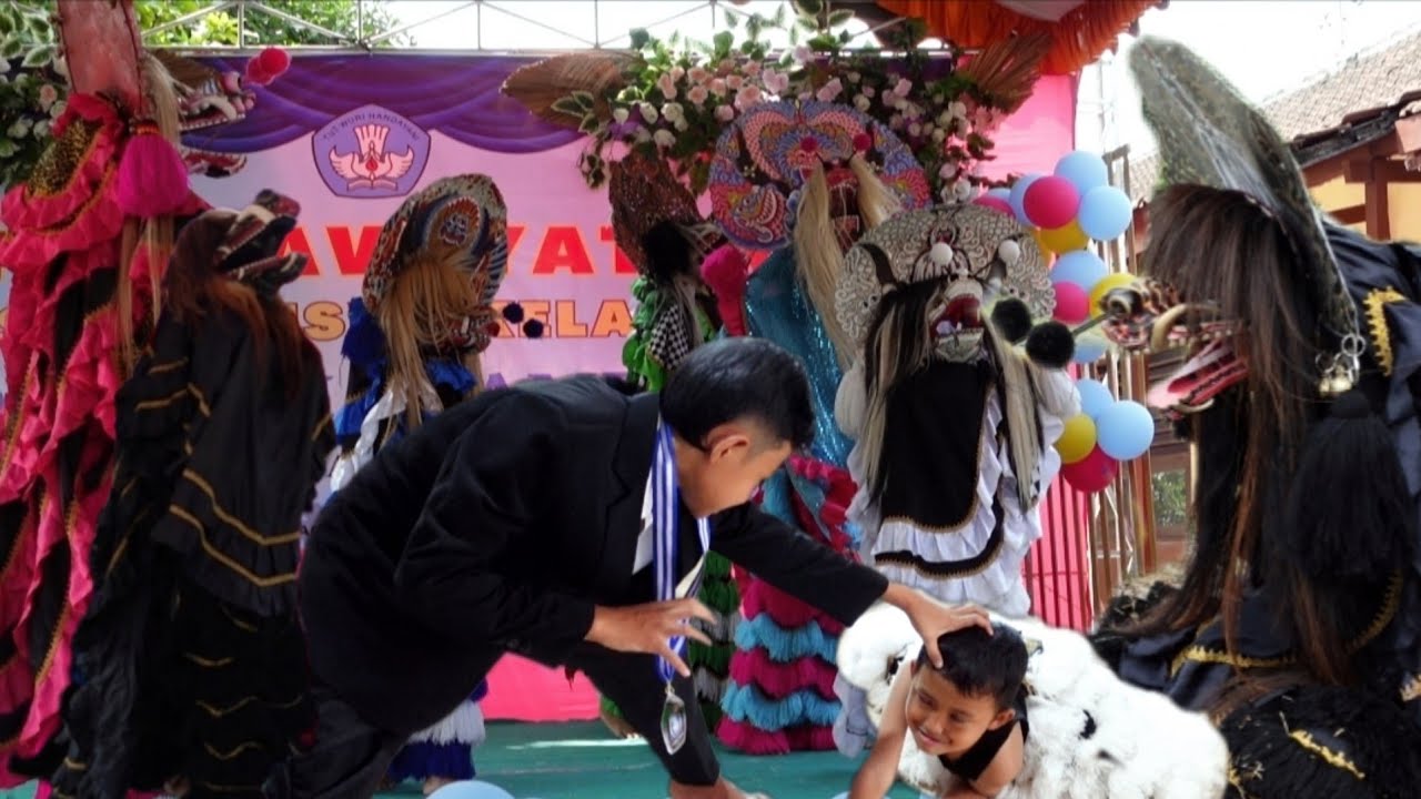 VIRAL !! WISUDA SD MEMBAWA BARONGAN BERSAMA VICHO BOCAH NGEVLOG