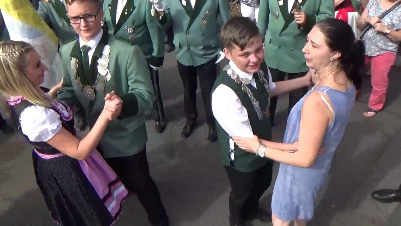 424. Schützenfestzug mit Frauen Köln Stammheim Tanz vorm Schlosspark 12.08.2018