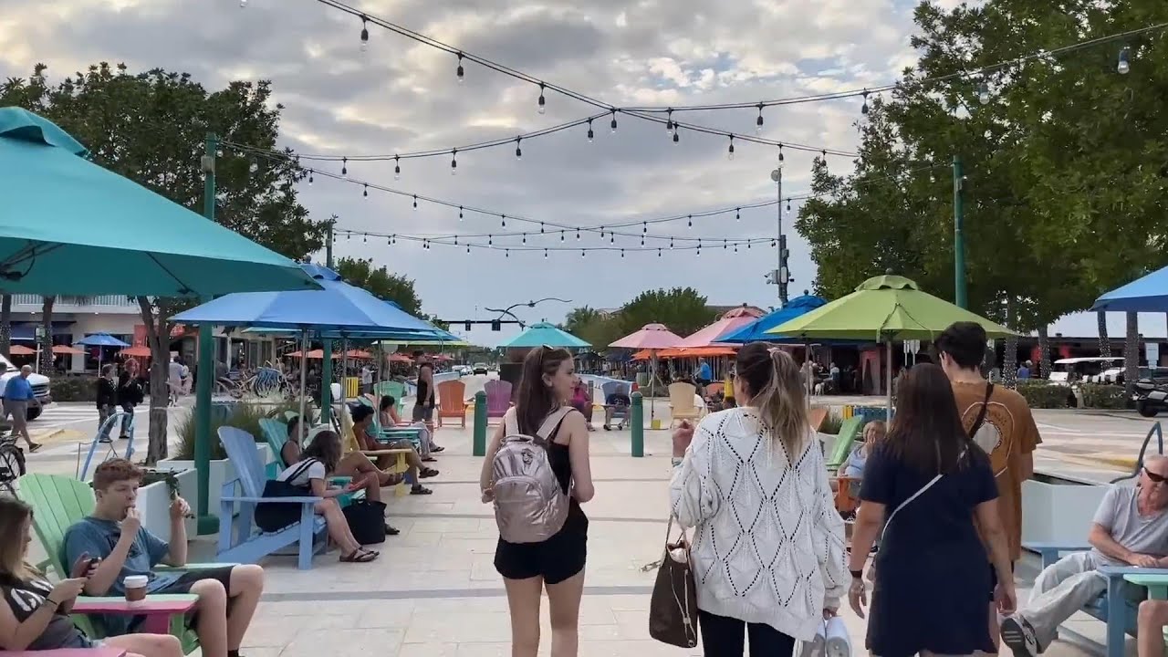 Walking Lauderdale-By-The-Sea, Florida in January 2023