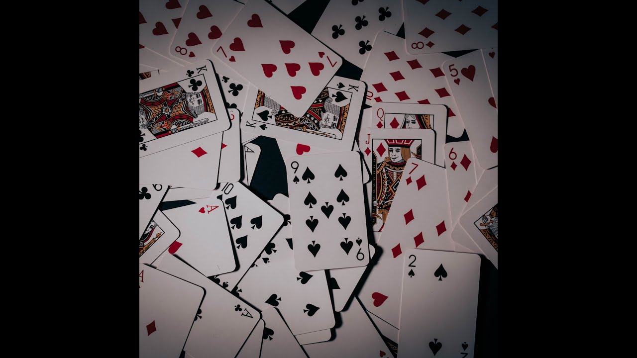 Cartomancie 32 cartes : la signification des 32 cartes