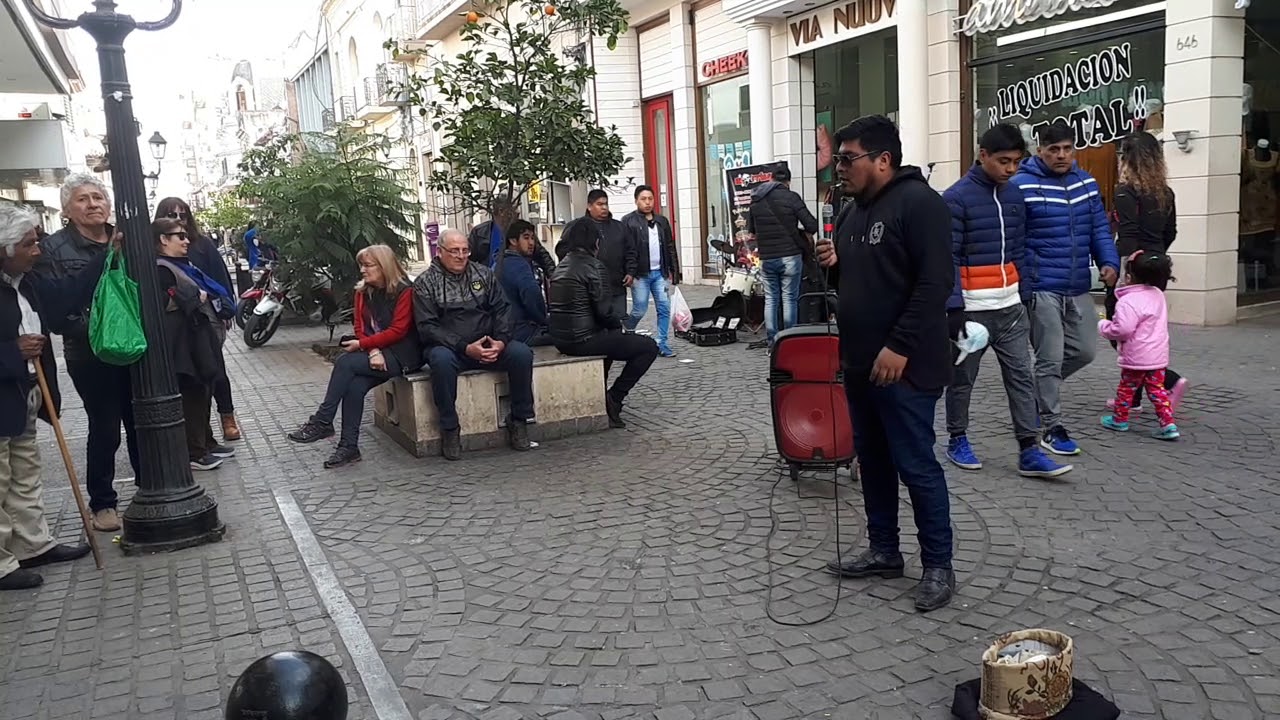 Cantante callejero en la peatonal de Salta