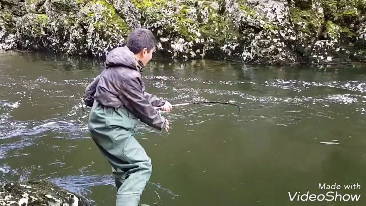 La primera gran pesca de mi hijo con un salmón chinook y monstruo de rio 13 kilos chiloé chile