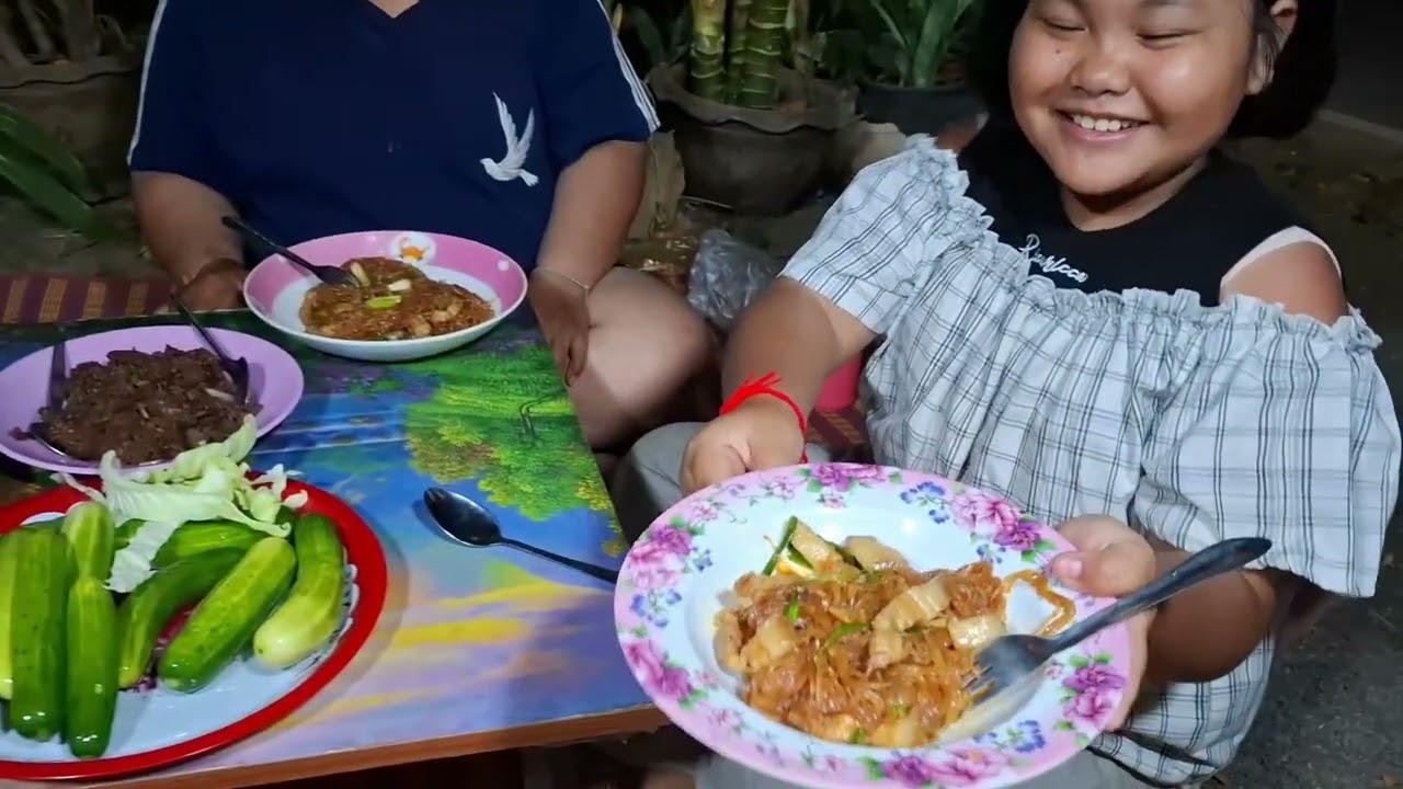 เมนูผัดหมี่แต่ใช้เส้นก๋วยเตียวผัดก็อร่อยเหมือนกัน