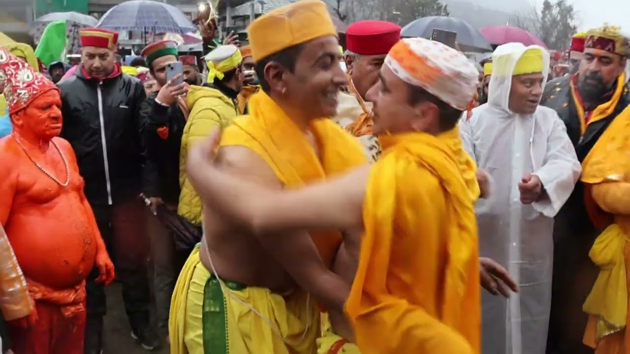 ढालपुर में निकली भगवान रघुनाथ की रथ यात्रा भारी बारिश में मनाया गया बसंत पंचमी का त्यौहार 