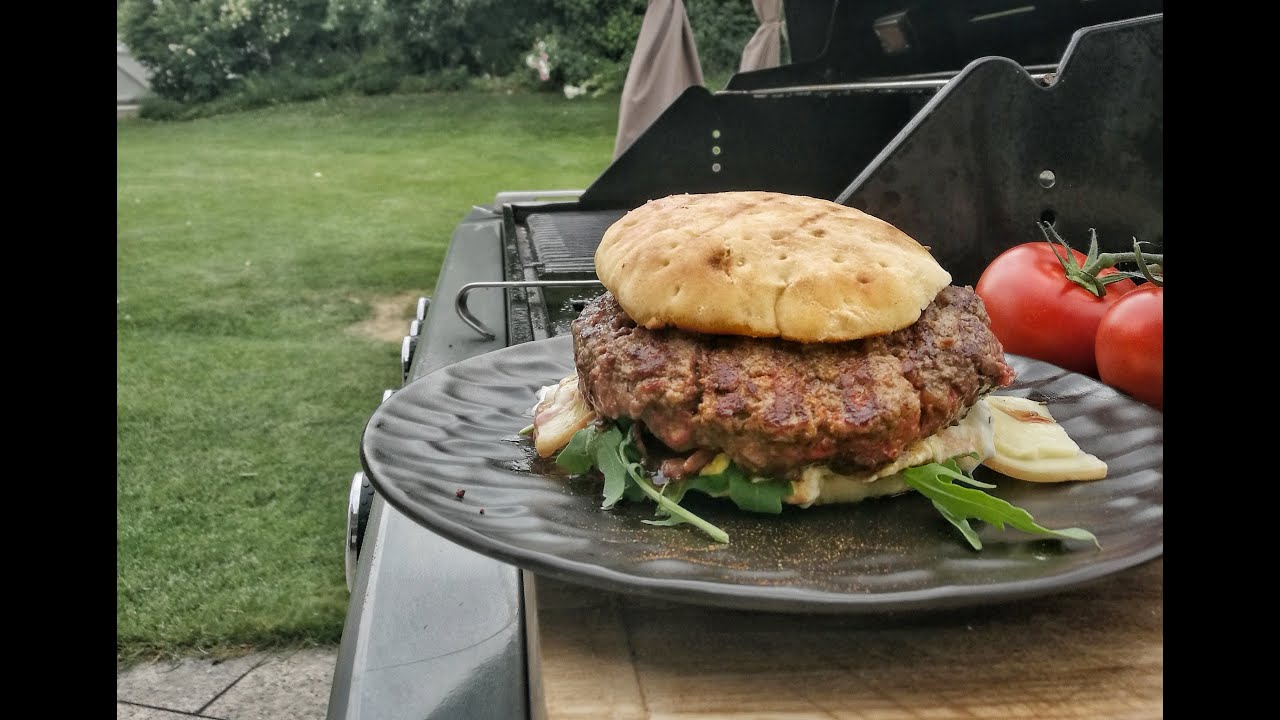 Christian Henze grillt: Allgäuer Big-Alpin-Burger mit Meerrettich-Senf-Dip.
