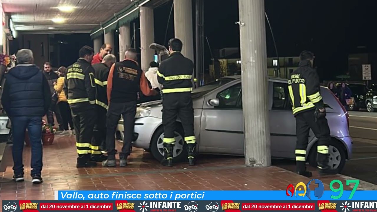 Vallo, auto finisce sotto i portici