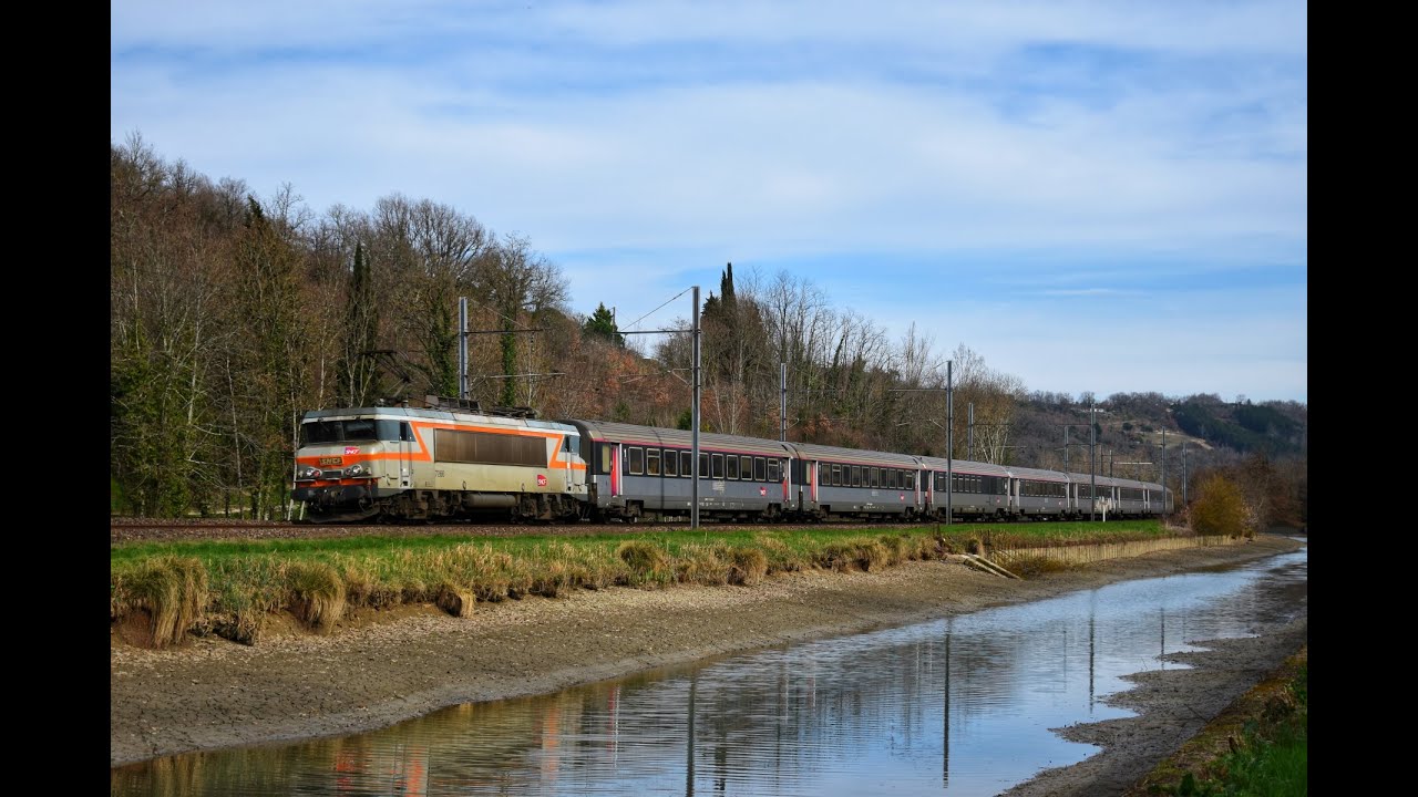 Les trains de la transversale sud au bord du canal