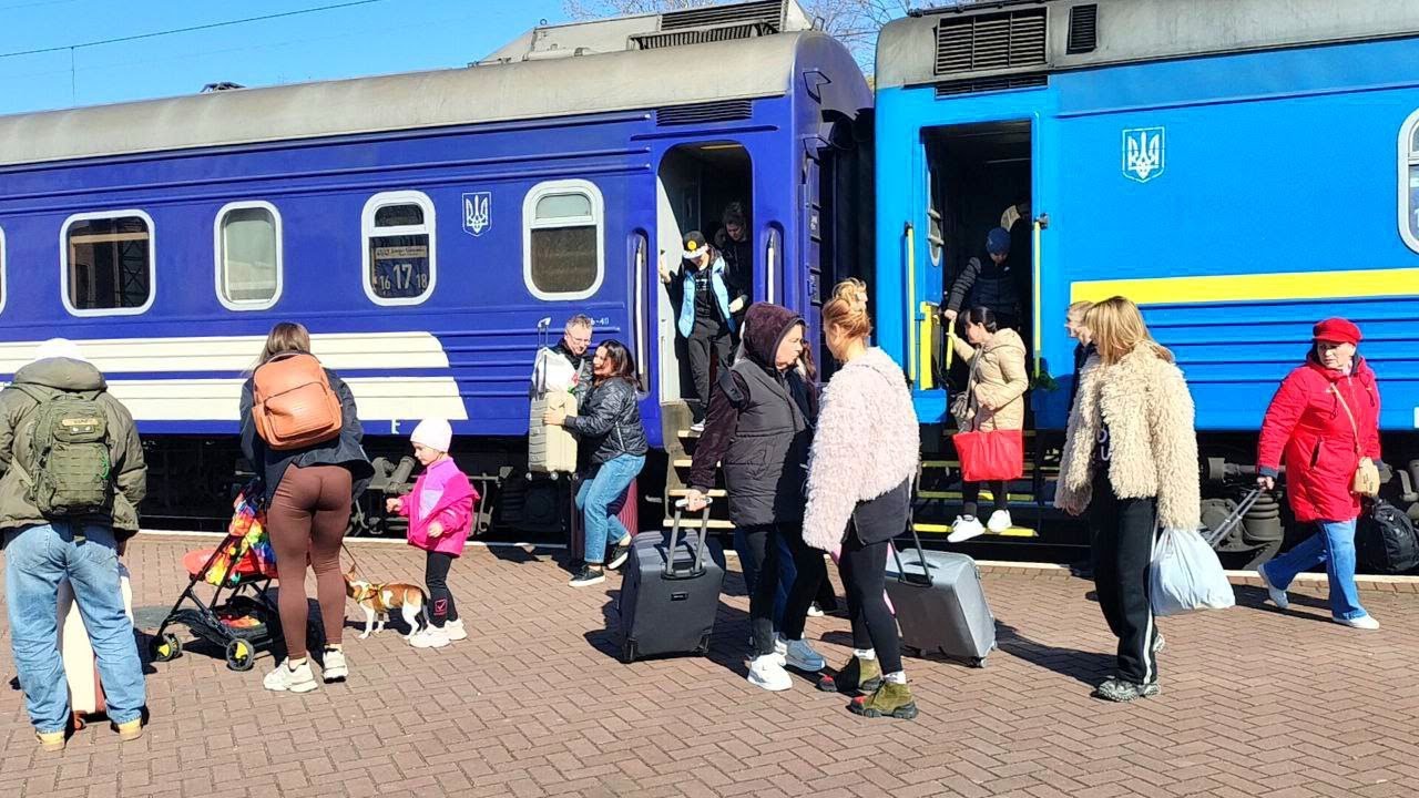 Трускавець сьогодні. Прибуття поїзда Дніпро - Трускавець, зустріч відпочивальників 22 березня 2025