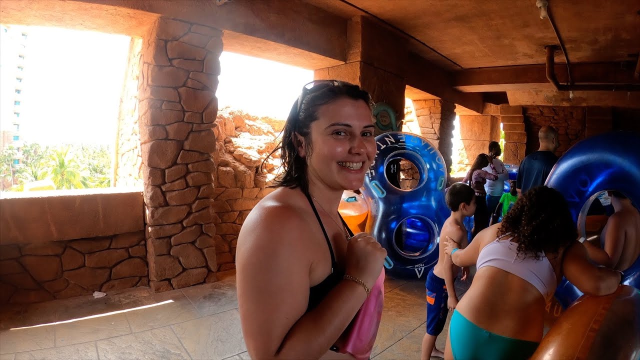 В отеле Atlantis Paradise Island вас ждут катание на надувных кругах с акулами, водные горки и мн...