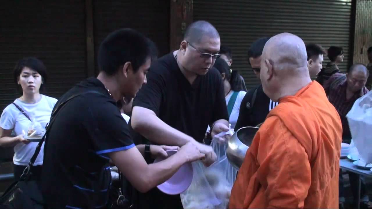 Making Offerings to Monks in Bangkok!