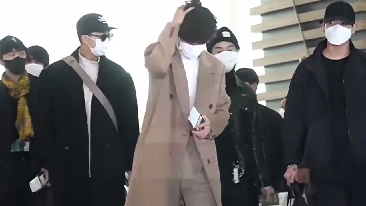 Taehyung making the Airport his Runaway|TAETAE excitedly hopping around and skipping in the Airport🥺