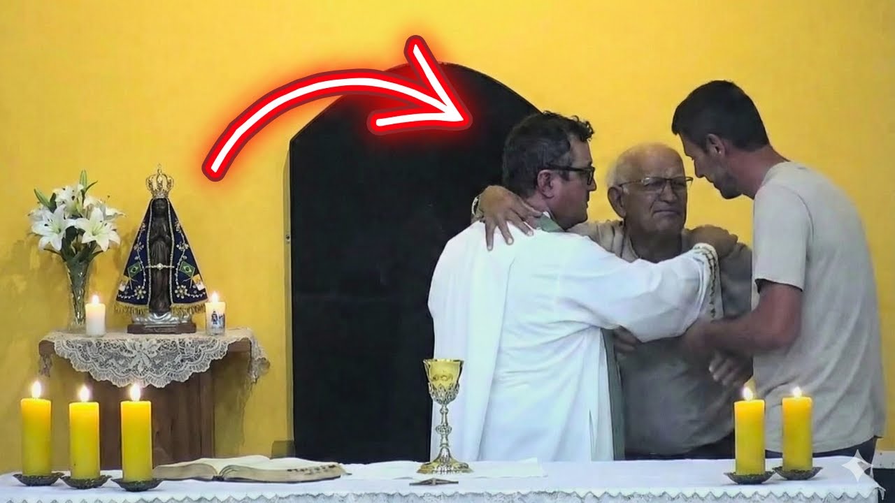 Fiel Idoso aos Prantos Interrompe Eucaristia mas Padre o Conforta, graças a Nossa Senhora Aparecida