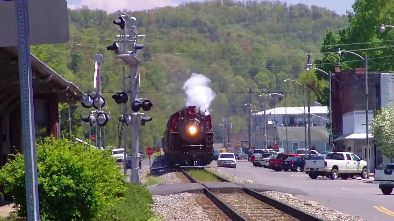 Southern 630 coming through town in Newport, Tn.