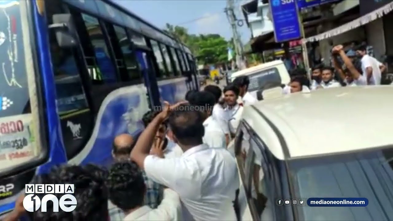 വിദ്യാർഥിയെ തള്ളിയിട്ടു;  വിദ്യാർഥികൾ സംഘടിച്ച് ബസ് തടഞ്ഞു.. | Malappuram | Vazhakkad |