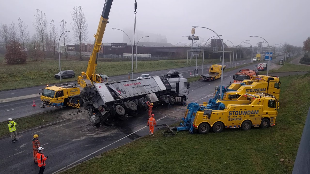 Berging vrachtwagen op de Westenholterallee op 10 december 2020