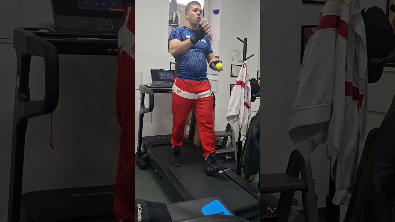 Żonglowanie na bieżni tyłem 🤔1 i 2 piłeczki 💪 c.d z 3, 4,5 🫣P.s .Trochę zaległości
