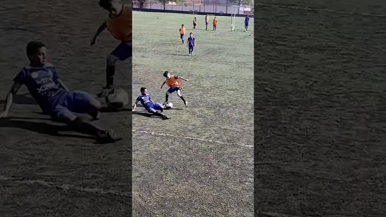 Le but exceptionnel, ce gamin dribble gardien + défenseur avec facilité. 