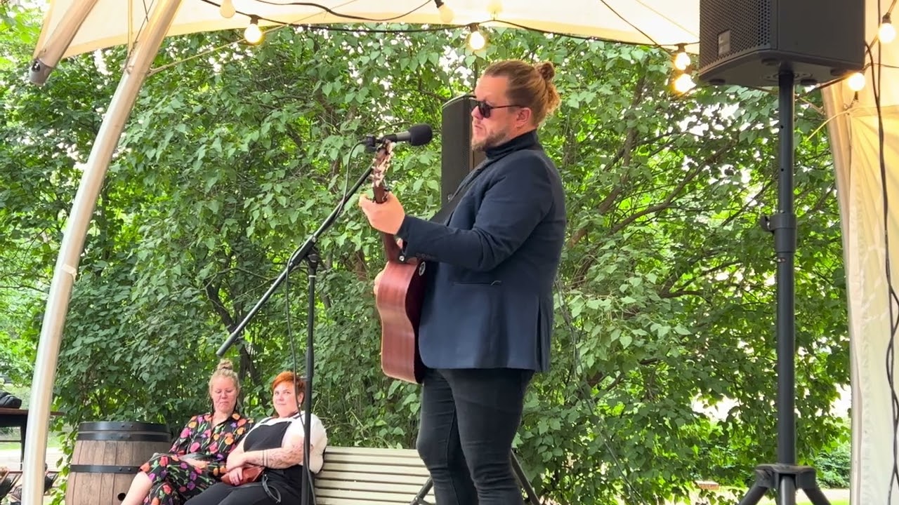 Samae Koskinen - Keltaista (Tuomiokirkonpuisto • Turku • 15.8.2023)