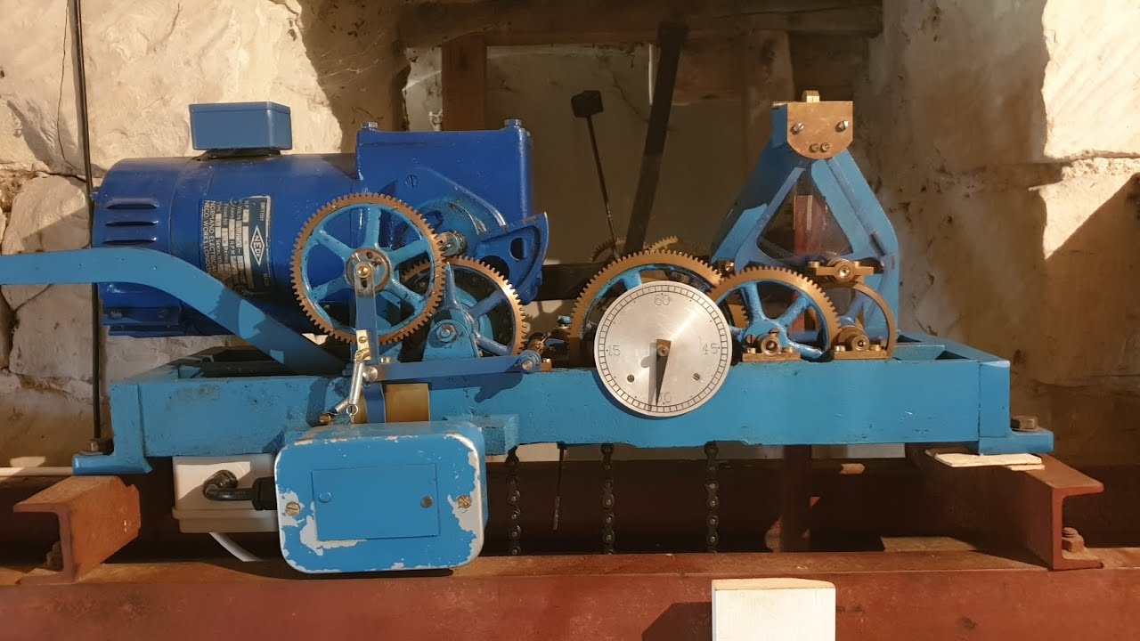 Setting the clock at St Andrews, Heddington