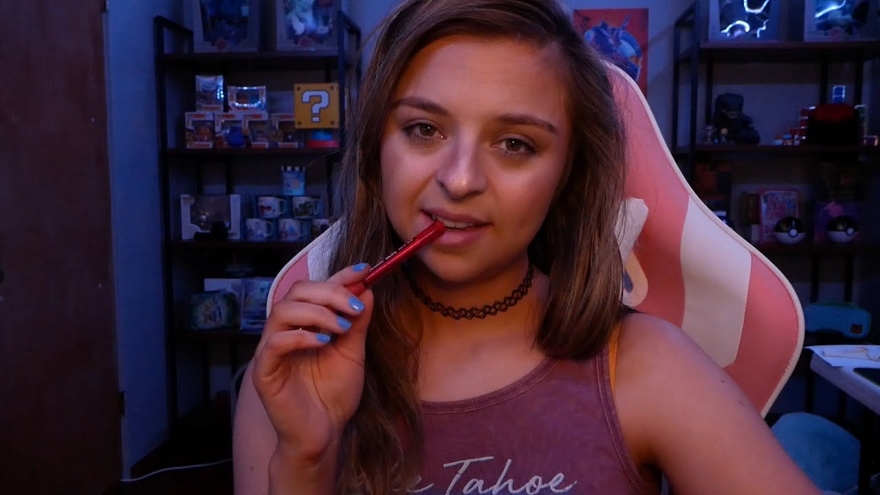 ASMR~ Кокетливая девушка задаёт вам странные вопросы