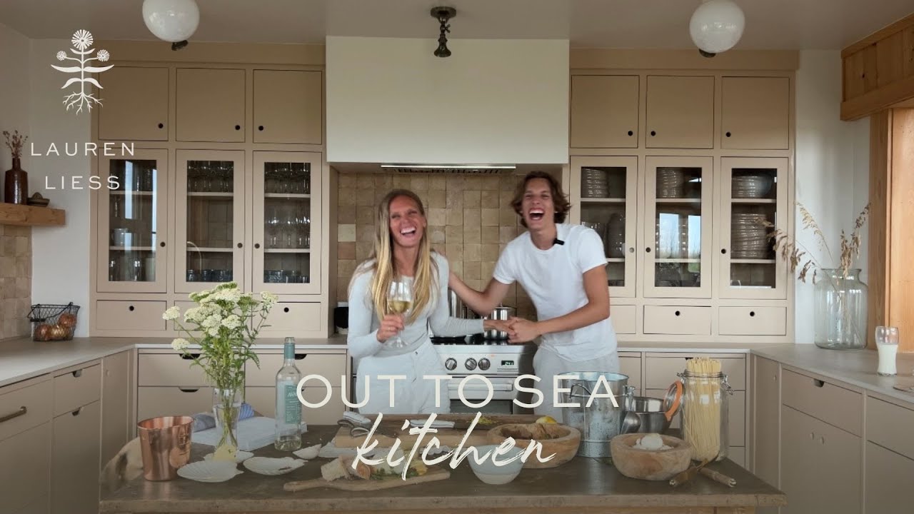 Наша семейная лингвини с моллюсками (с Лорен Лисс) | Out to Sea Kitchen