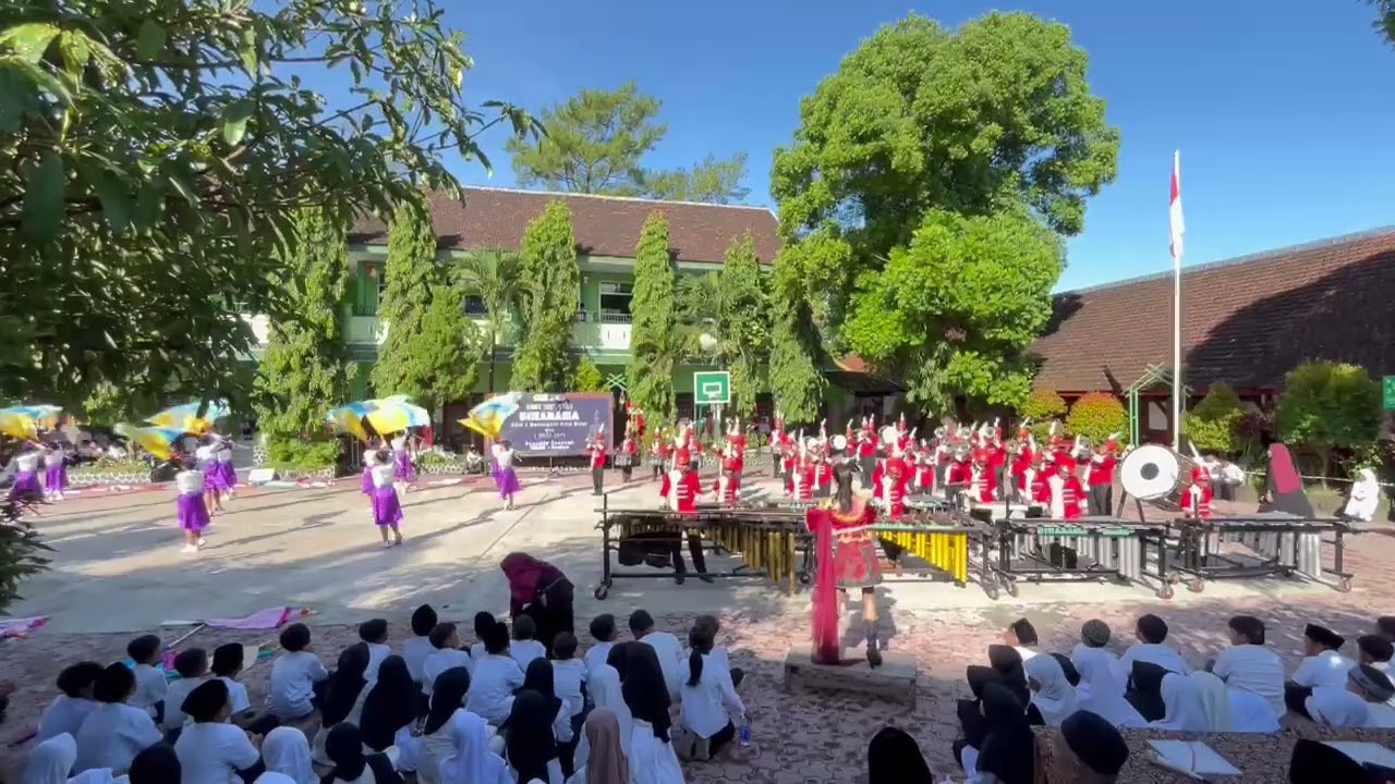 Pentas pamit @ESBEGESA @esbegesacettar aku yang bendera ya bestt 