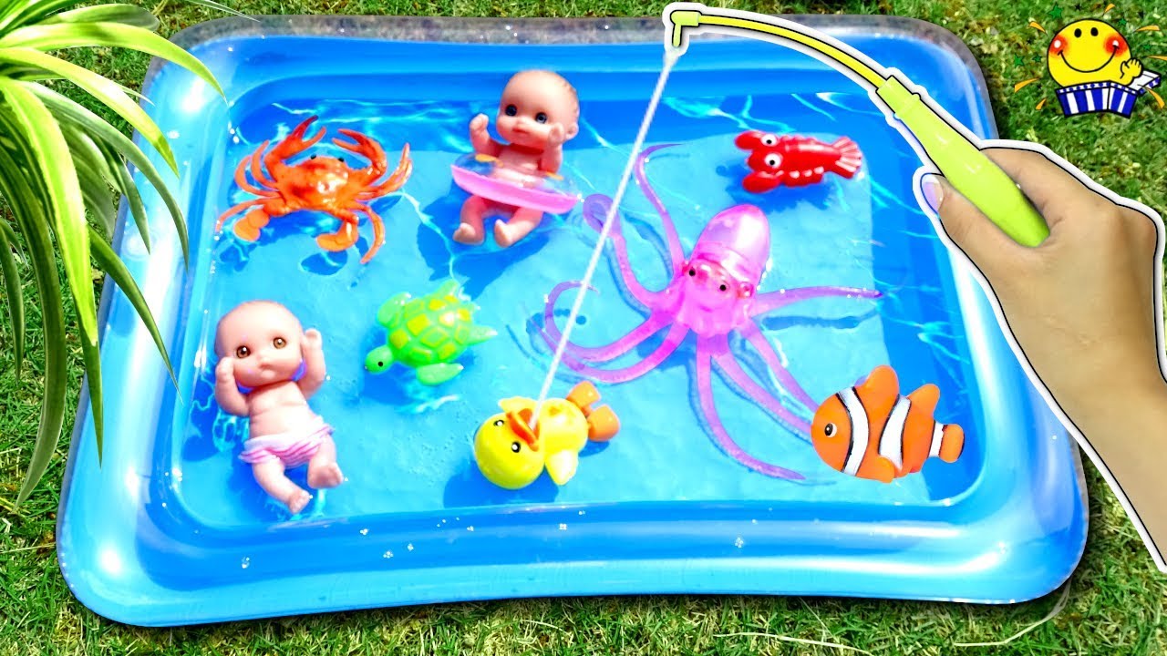 【プールで釣りくじ】リカちゃんや赤ちゃんと海でサプライズトイを開封しよう！