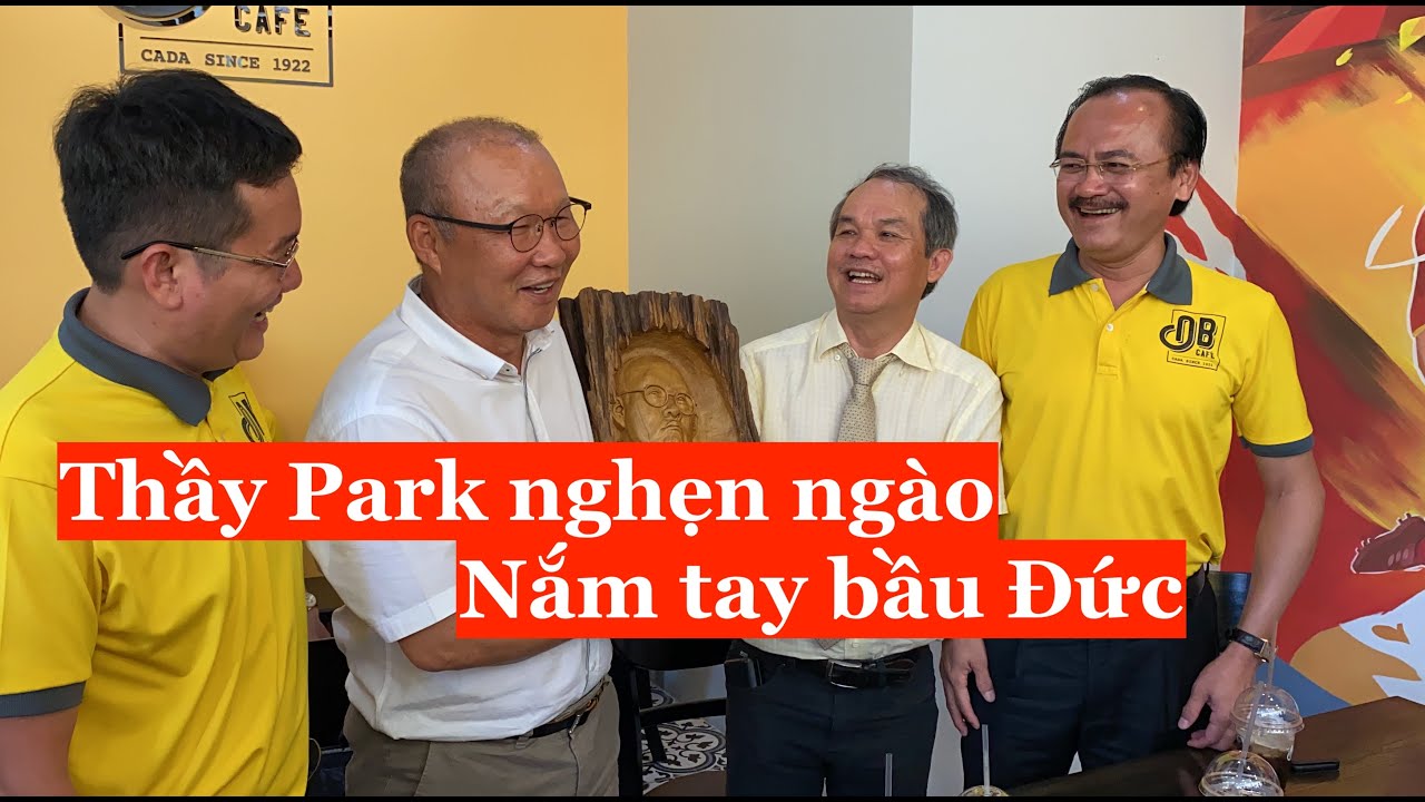 HLV PARK HANG SEO liên tục nắm tay BẦU ĐỨC, nghẹn ngào vì 7 tháng mới gặp nhau | Ngoài đường piste