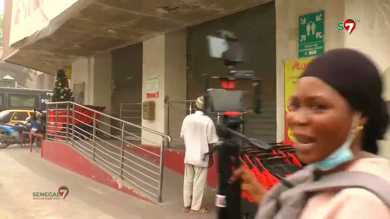 Barthelemy Dias à l'intérieur de l'Auchan, la Police disperse ses compagnons