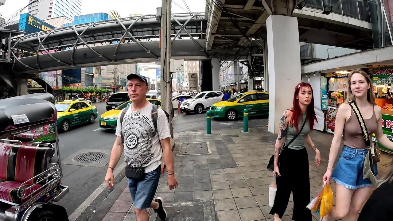 Walking tour from MO Hotel Bangkok Ratchathewi to Platinum Fashion Mall & Grand Diamond Plaza