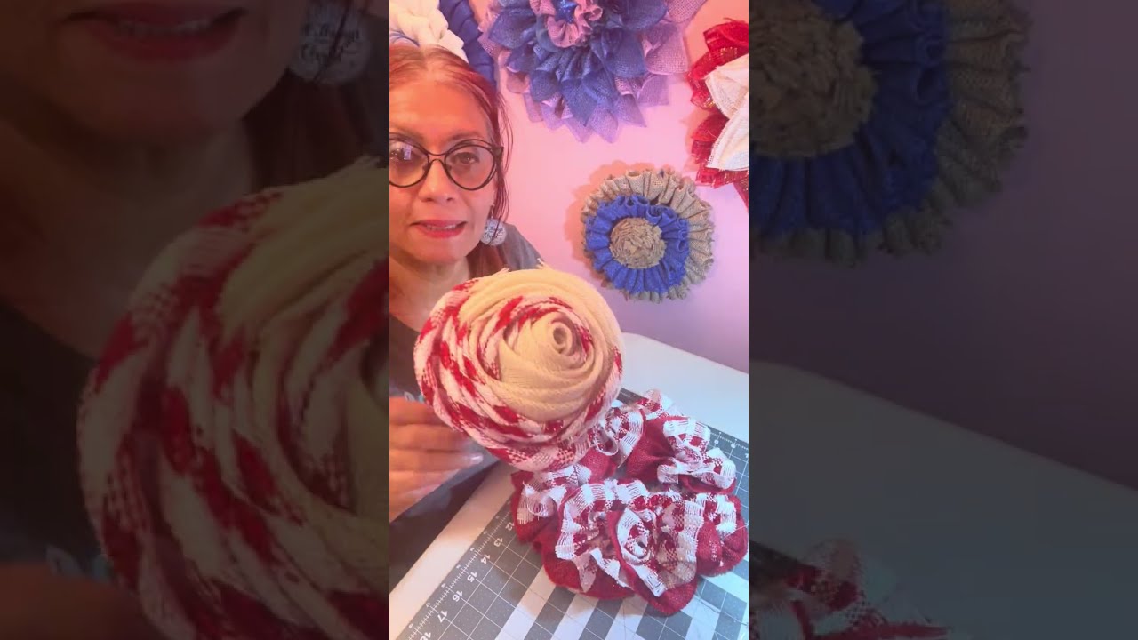 Felicidad a Todo Feliz, Año,Nuevo, Aqui, Vengo,con  Vallante, Corona , Rosa en  Centro . 