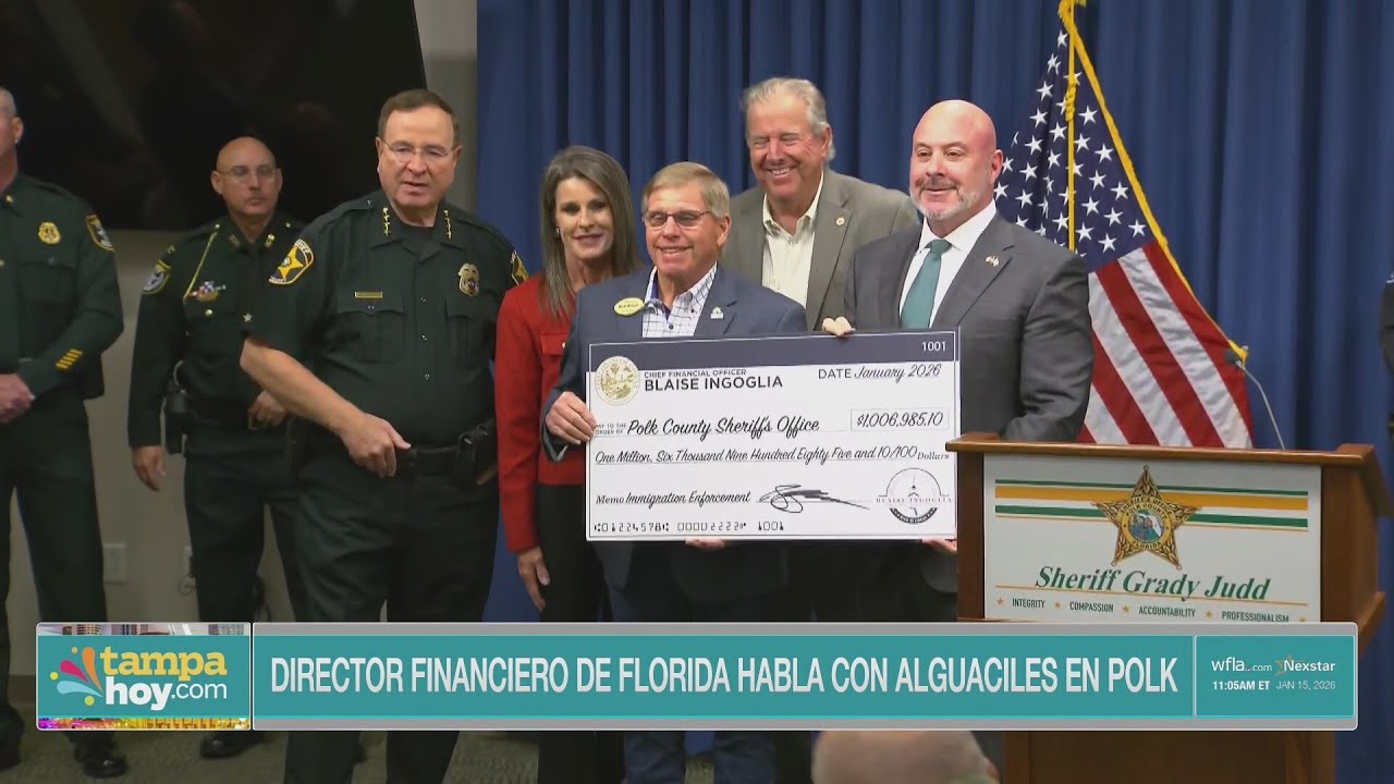 Director financiero de Florida habla con alguaciles en una visita al Condado Polk