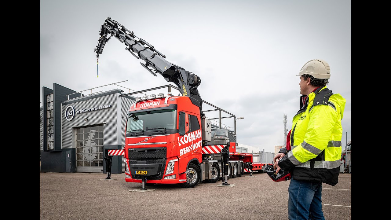 Dak Totaal Noord en Koeman Berkhout nemen elektrische kraan van Wierda Hybrid in gebruik.