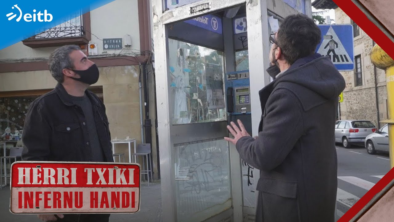 Aretxabaletako telefono kabina magikoa da: Objektu ezberdin ugari agertzen dira gainean tarteka!