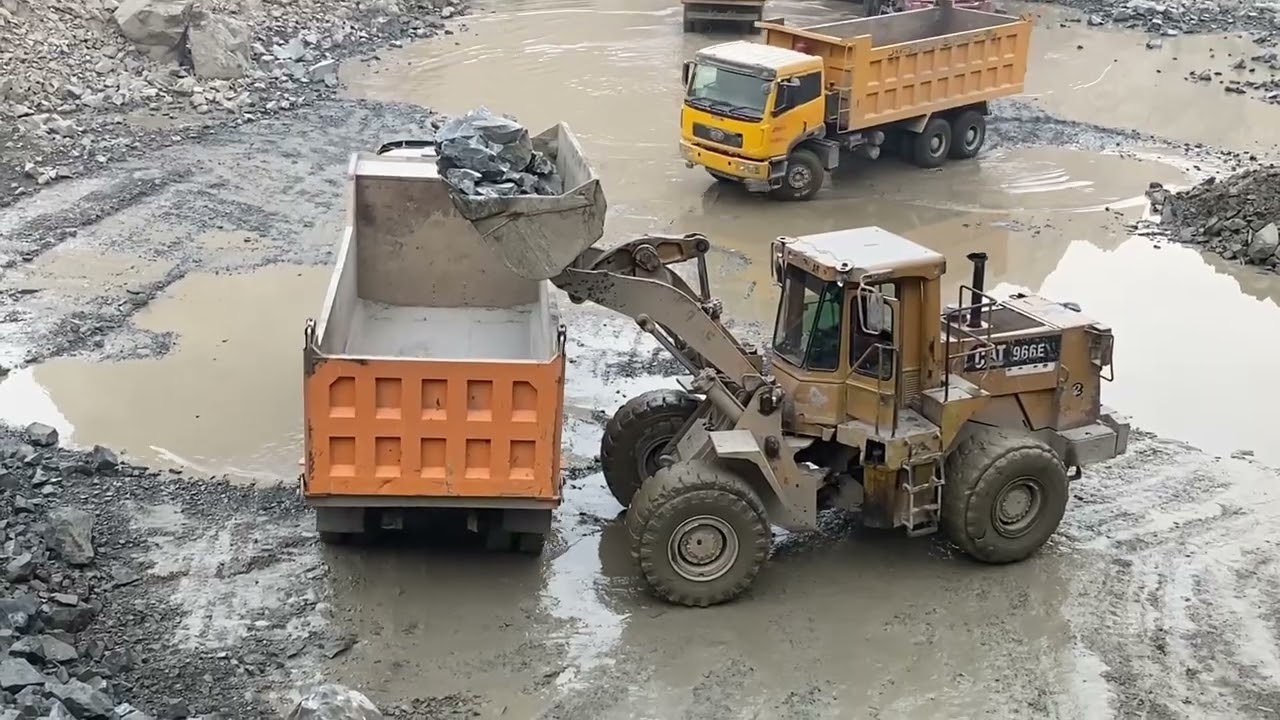 Heavy Equipment Action: CAT 966D and HOWO 336 🚒🚒