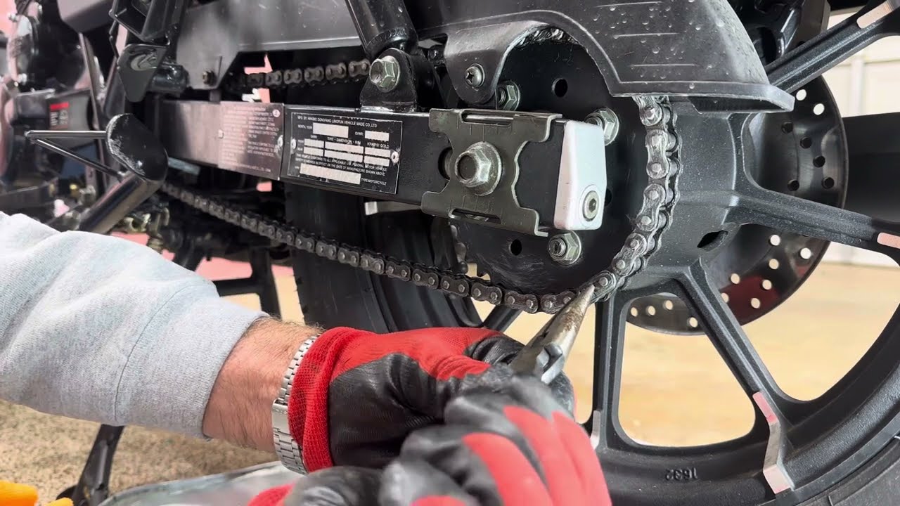 HOW TO CHANGE YOUR CHAIN IN UNDER 5 MINUTES WITH ONLY ONE TOOL! Venom Ghost Chopper 250